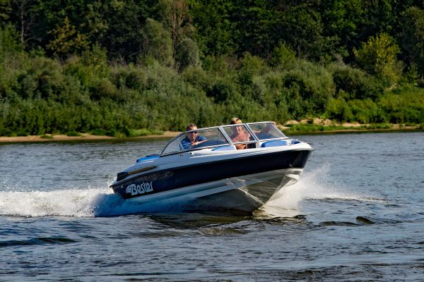 Моторная лодка-боурайдер Бестер-530 с мотором