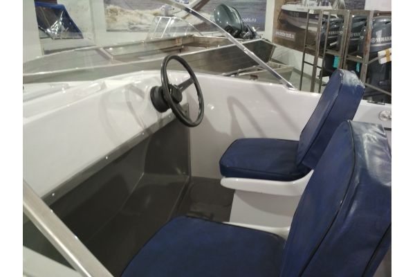 Стеклопластиковая моторная лодка Бестер-400 кресла водителя и пассажира