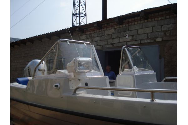 Стеклопластиковая моторная лодка Бестер-480Р дуги на стекла