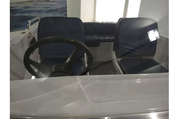 Стеклопластиковая моторная лодка Бестер-400 вид через лобовое стекло