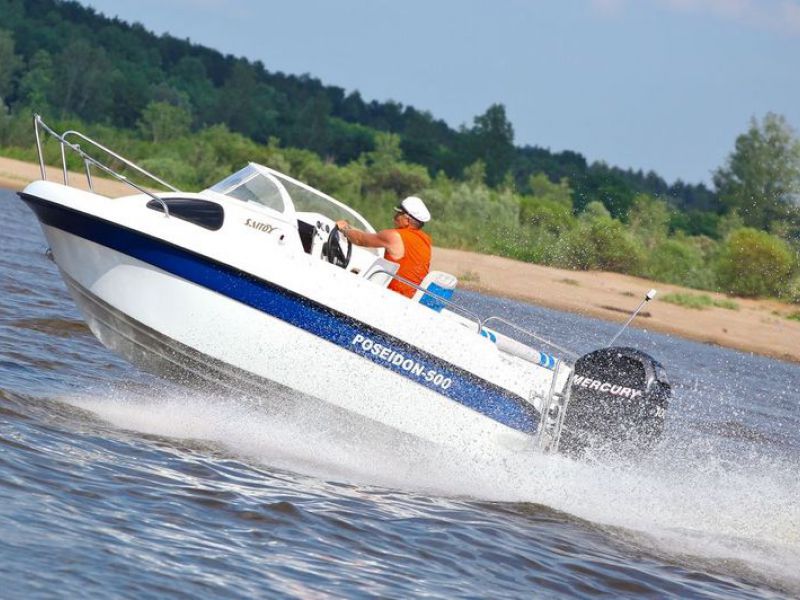 Каютная моторная лодка из стеклопластика Бестер-500