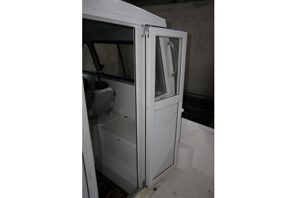 Стеклопластиковый кабинный катер Бестер-650 дверь в кабину