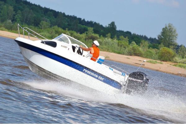 Каютная моторная лодка из стеклопластика Бестер-500