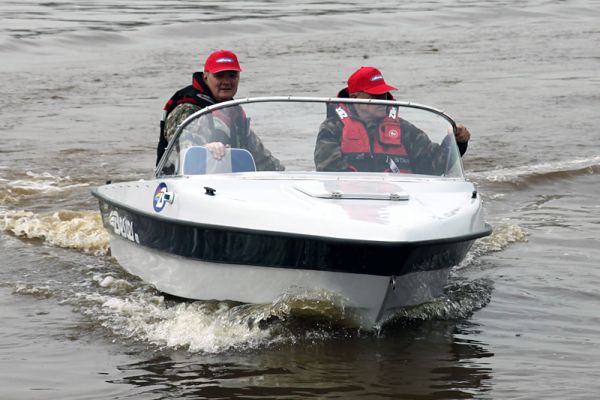 Стеклопластиковая моторная лодка Бестер-400 на воде