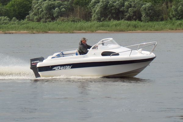 Каютная моторная лодка из стеклопластика Бестер-500 на воде