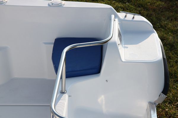 Каютная моторная лодка из стеклопластика Бестер 500Р съемные кормовые сиденья