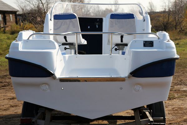 Каютная моторная лодка из стеклопластика Бестер 500Р транец