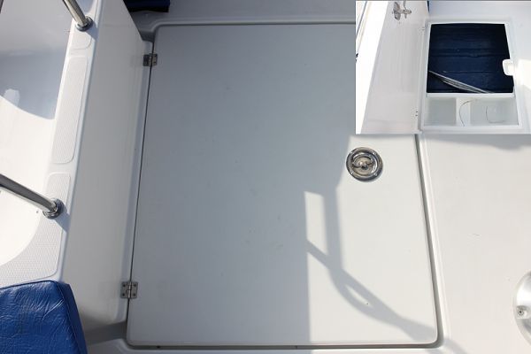 Каютная моторная лодка из стеклопластика Бестер 500Р люк трюма