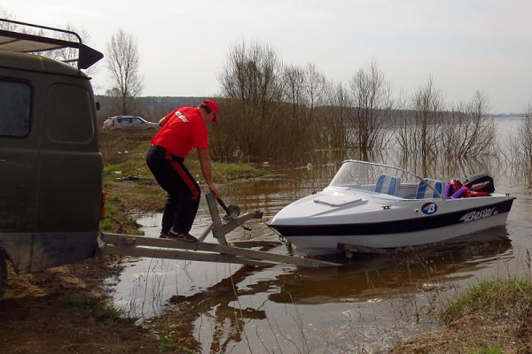 Стеклопластиковая моторная лодка Бестер-400 спуск на воду слип