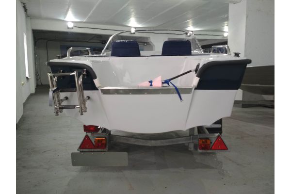 Стеклопластиковая моторная лодка Бестер-400 транец