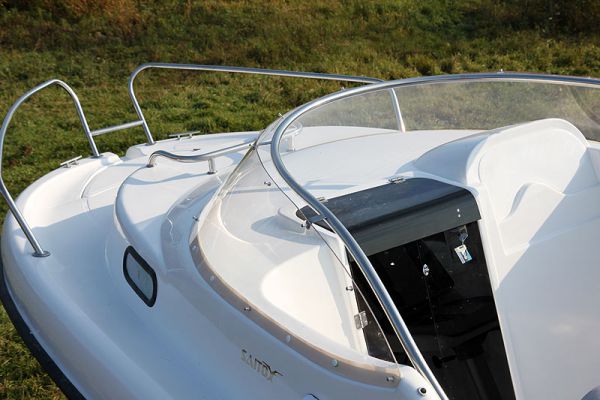Каютная моторная лодка из стеклопластика Бестер 500Р