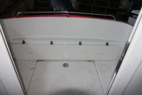 Стеклопластиковый кабинный катер Бестер-650  проход в открытый кокпит