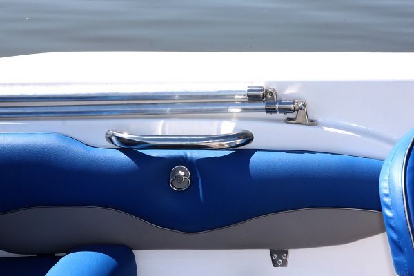 Моторная лодка Бестер-530 элементы мягкой мебели на бортах