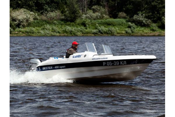 Стеклопластиковая моторная лодка Бестер-480Р на воде