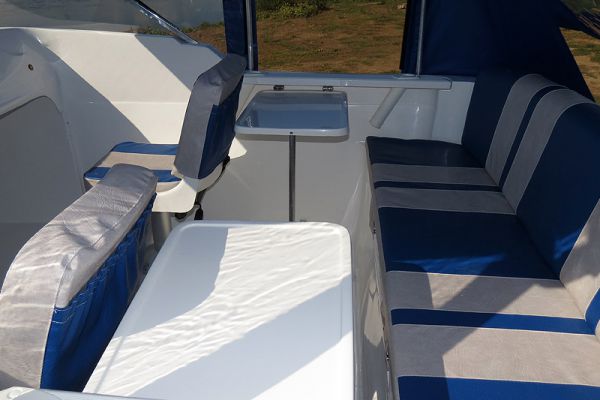 Стеклопластиковая моторная лодка Бестер 480 кокпит мягкая мебель