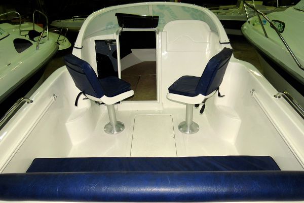 Каютная моторная лодка из стеклопластика Бестер-500 открытый кокпит