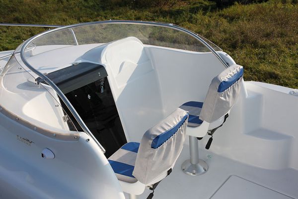 Каютная моторная лодка из стеклопластика Бестер 500Р пост управления